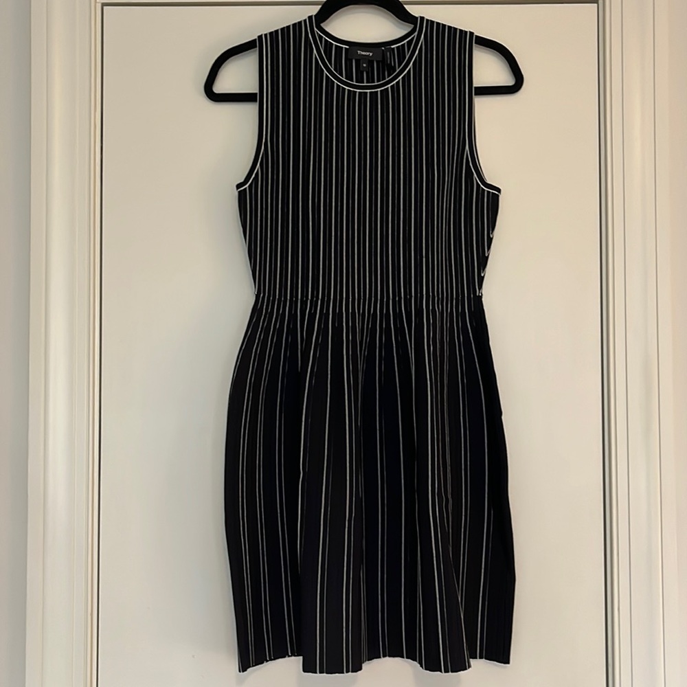 Theory sleeveless Shell Dress. Size Medium